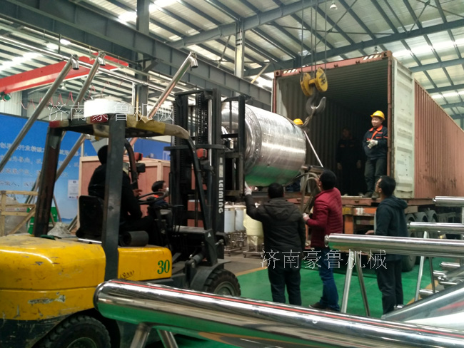 認真負責的搬運啤酒設備 認真負責的搬運啤酒設備